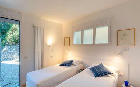 La Scogliera di Sori 5+1: Bett, Wand, Schlafzimmer, Interior Design, Decke, Bettdecke, Bedding, Möbel, Zuhause, Zimmer