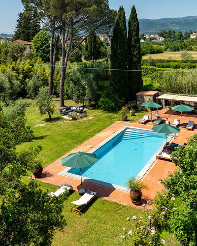Villa Collegigliato 8: Schwimmbad, Resort, Eco Hotel, Garten, Estate, Sonnenliege, Hazienda, Landscaping, Villa, Gartenmöbel