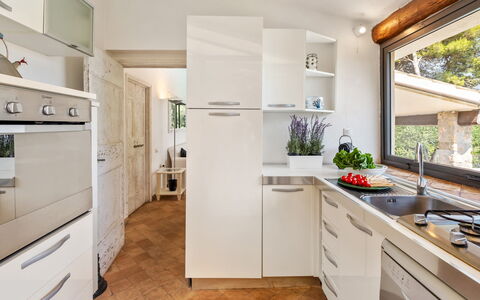 Villa Althaea 6: Küchengerät, Küche, Countertop, Major Appliance, Interior Design, Cabinetry, Möbel, Flooring, Haushaltsgerät, Holz