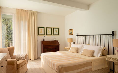 Villa Il Faro 10: Möbel, Bett, Interior Design, Schlafzimmer, Wand, Flooring, Fussboden, Holz, Zimmer, Bedding