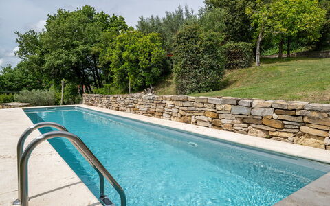 Villa Il Ritiro 8: Schwimmbad, Verbundwerkstoff, Garten, Steinwand, Water Feature, Landscaping, Flagstone, Hinterhof