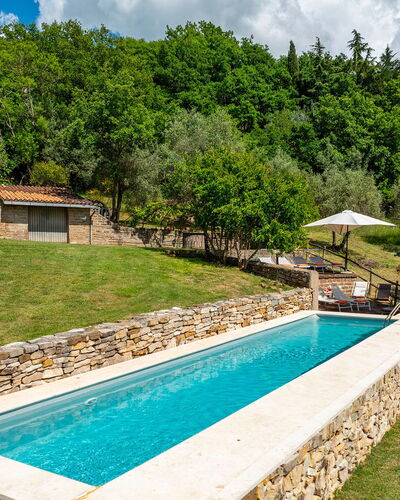 Villa Il Ritiro 8: Blau, Schwimmbad, Verbundwerkstoff, Garten, Landscaping, Hinterhof, Steinwand, Flagstone, Bauernhaus, Water Feature