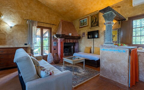 Colle Calzolaro 8: Möbel, Zuhause, Stuhl, Wohnzimmer, Holzbeize, Natürliches Material, Couch, Design, Zimmerpflanze