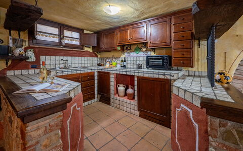 Colle Calzolaro 8: Küche, Flooring, Fussboden, Countertop, Interior Design, Möbel, Cabinetry, Zimmer, Decke, Fliese