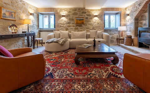 Tenuta Santa Cristina 10: Möbel, Interior Design, Couch, Flooring, Wand, Fussboden, Wohnzimmer, Decke, Zimmer, Tabelle