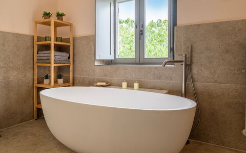 Tenuta Santa Cristina 10: Armatur, Wand, Flooring, Badezimmer, Badewanne, Fussboden, Interior Design, Installation, Zapfhahn, Verbundwerkstoff