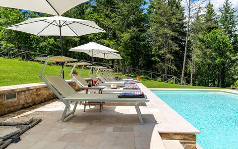 Villa Palazzolo 8: Schwimmbad, Gartenmöbel, Sonnenliege, Resort, Möbel, Regenschirm, Schatten, Freizeit, Eco Hotel, Stuhl