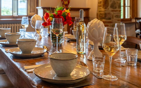 Villa Palazzolo 8: Möbel, Geschirr, Tabelle, Kelche, Interior Design, Servierware, Drinkware, Dishware, Barware, Esszimmer