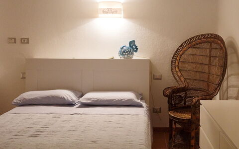 Villa Portobello 10+2: Bett, Bedding, Schlafzimmer, Möbel, Bettdecke, Interior Design, Wand, Fussboden, Holz, Flooring