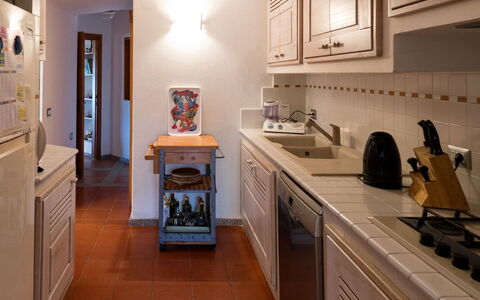 Villa Portobello 10+2: Countertop, Küche, Interior Design, Flooring, Möbel, Küchengerät, Fussboden, Holz, Major Appliance, Decke