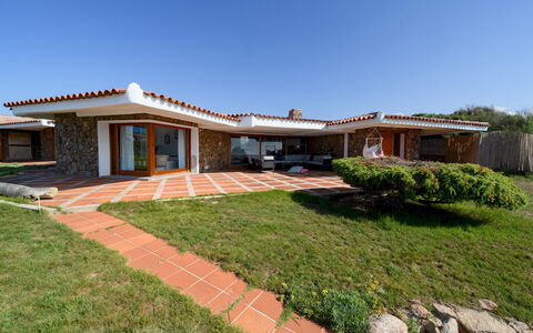 Villa Portobello 10+2: Strauch, Zuhause, Dach, Estate, Bauernhaus, Garten, Hazienda, Landscaping, Schatten, Villa