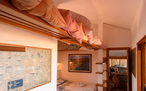 Villa Portobello 10+2: Holz, Interior Design, Bett, Schlafzimmer, Decke, Fussboden, Möbel, Bedding, Bettdecke, Holzbeize