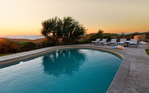 Villa Portobello 10+2: Blau, Wasser, Horizont, Schwimmbad, Sonnenlicht, Sonnenaufgang, Dämmerung, Abend, Sonnenuntergang, Gartenmöbel