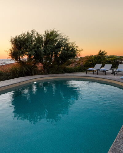 Villa Portobello 10+2: Blau, Wasser, Horizont, Schwimmbad, Sonnenlicht, Sonnenaufgang, Dämmerung, Abend, Sonnenuntergang, Gartenmöbel