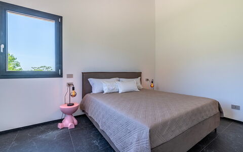 Villa Mamon 6+2: Bett, Schlafzimmer, Interior Design, Fussboden, Flooring, Beleuchtung, Zuhause, Zimmer, Möbel, Bettdecke