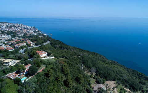 Villa Fiola 8: Wasser, Gewässer, Wohngebiet, Horizont, Küste, Meer, Küsten Und Ozeanische Forms, Stadt, Wasserweg, Landschaft