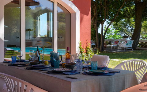 Villa Fiola 8: Möbel, Stuhl, Tabelle, Küche & Esszimmer Tisch, Gartenmöbel, Resort, Tisch Im Freien, Restaurant, Schatten, Esszimmer