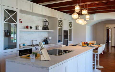 Villa Fiola 8: Möbel, Interior Design, Küche, Flooring, Countertop, Light Fixture, Holz, Decke, Fussboden, Cabinetry