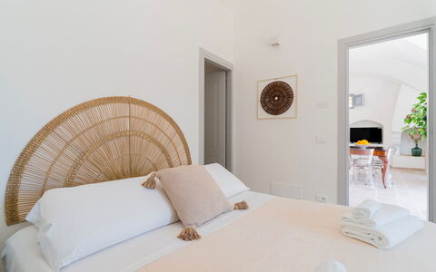 Masseria Grotta Antica 6+2: Holz, Interior Design, Möbel, Zuhause, Decke, Fussboden, Schlafzimmer, Bett, Bettrahmen, Bedding