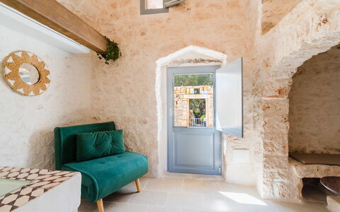 Masseria Grotta Antica 6+2: Wand, Stuhl, Steinwand, Natürliches Material, Zimmerpflanze, Gips, Wohnzimmer, Kaffetisch
