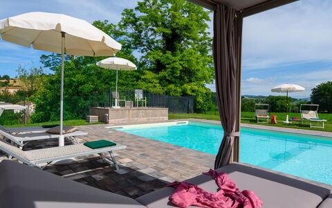 Villa Isola 8+2: Schwimmbad, Gartenmöbel, Möbel, Resort, Regenschirm, Sonnenliege, Stuhl, Garten, Schatten, Freizeit