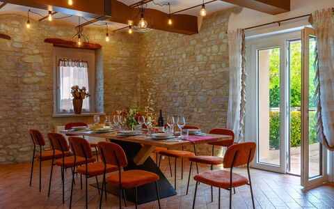 Villa Isola 8+2: Möbel, Interior Design, Wand, Stuhl, Holz, Tabelle, Flooring, Decke, Light Fixture, Esszimmer