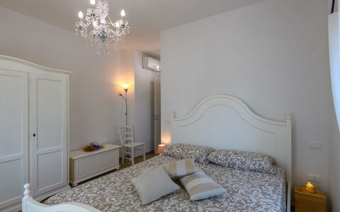 Villa Isola 8+2: Möbel, Interior Design, Bett, Schlafzimmer, Fussboden, Wand, Flooring, Holz, Zimmer, Bettdecke
