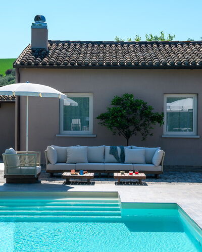 Villa Isola 8+2: Schwimmbad, Gartenmöbel, Möbel, Resort, Wohngebiet, Zuhause, Verbundwerkstoff, Estate, Schatten, Garten