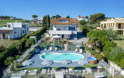 Villa Alma 8+2: Schwimmbad, Resort, Gartenmöbel, Regenschirm, Estate, Ferienort, Hotel, Villa, Eco Hotel, Sonnenliege