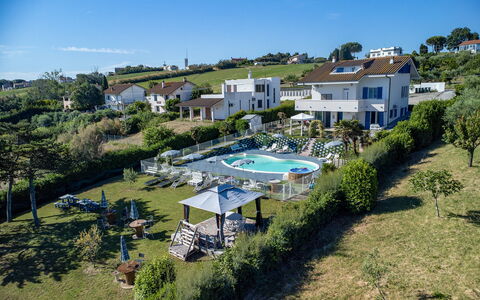 Villa Alma 8+2: Schwimmbad, Resort, Gartenmöbel, Regenschirm, Vogelperspektive, Freizeit, Sonnenliege, Luftaufnahmen, Estate, Ferienort