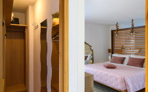 Villa Alma 8+2: Möbel, Interior Design, Bett, Fussboden, Flooring, Schlafzimmer, Wand, Holz, Bettdecke, Zimmer
