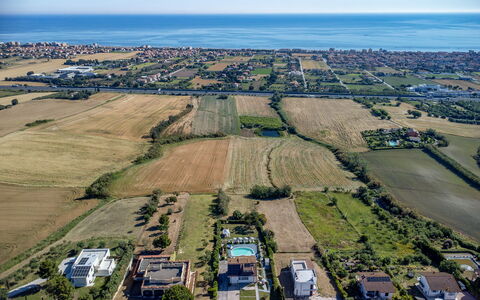 Villa Alma 8+2: Daytime, Vogelperspektive, Luftaufnahmen, Landschaft, Wohngebiet, Horizont, Einfach, Urban Design, Grundstueck, Vorort