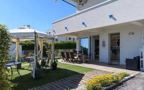 Villa Alma 8+2: Wohngebiet, Zuhause, Schatten, Estate, Garten, Landscaping, Garten, Blumentopf, Balkon