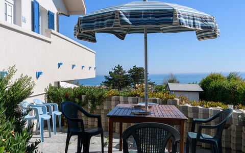 Villa Alma 8+2: Blau, Möbel, Gartenmöbel, Regenschirm, Schatten, Meer, Stuhl, Tisch Im Freien, Ozean, Resort