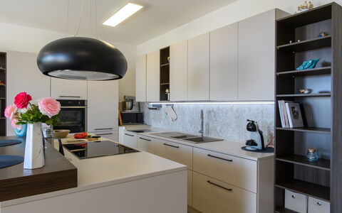 Villa Alma 8+2: Möbel, Küche, Countertop, Interior Design, Küchengerät, Cabinetry, Flooring, Light Fixture, Fussboden, Holz
