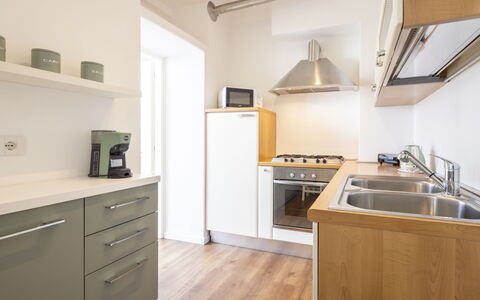 Genzianella Alpine Apartment: Flooring, Fussboden, Decke, Interior Design, Countertop, Küche, Cabinetry, Zimmer, Major Appliance, Light Fixture