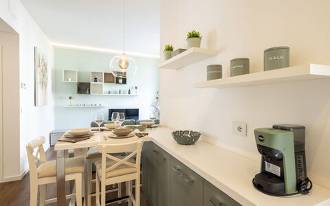 Genzianella Alpine Apartment: Flooring, Fussboden, Decke, Interior Design, Countertop, Küche, Cabinetry, Zimmer, Major Appliance, Light Fixture
