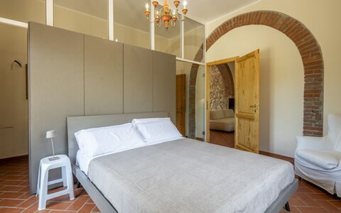 Casale le Lupe Apartments: Wand, Interior Design, Möbel, Schlafzimmer, Flooring, Fussboden, Decke, Bett, Zimmer, Beleuchtung