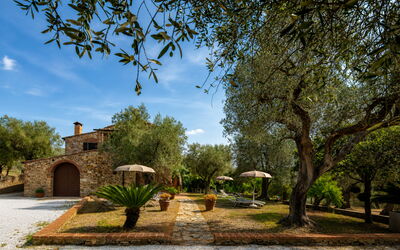 Casale le Lupe Apartments: Garten, Estate, Hazienda, Landscaping, Bauernhaus, Garten, Villa, Schatten, Hinterhof, Auffahrt