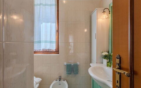 Casa Burli: Bad Sink, Badezimmer, Armatur, Interior Design, Flooring, Fussboden, Sinken, Zapfhahn, Installation, Beleuchtung