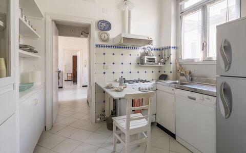 La Terrazza in Centro, Genova: Flooring, Interior Design, Fussboden, Küche, Möbel, Decke, Countertop, Major Appliance, Cabinetry, Küchengerät