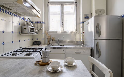 La Terrazza in Centro, Genova: Küchengerät, Küche, Major Appliance, Countertop, Flooring, Haushaltsgerät, Herd, Interior Design, Fussboden, Cabinetry