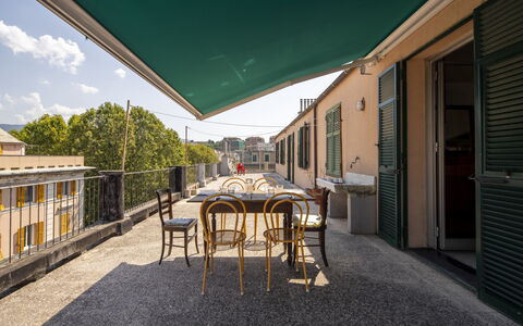 La Terrazza in Centro, Genova: Schatten, Stuhl, Balkon, Zimmerpflanze