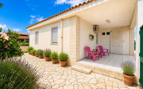 Villa Franca: Wohngebiet, Zuhause, Tür, Estate, Schatten, Hütte, Flagstone, Garten, Landscaping, Garten