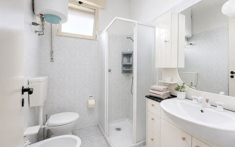 Villa Franca: Armatur, Interior Design, Bad Sink, Badezimmer, Flooring, Sinken, Fussboden, Toilette, Zapfhahn, Decke