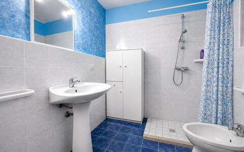 Villa Patrizia: Blau, Armatur, Flooring, Badezimmer, Fussboden, Sinken, Bad Sink, Fliese, Installation, Interior Design