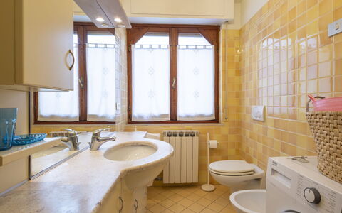 Nautilus: Flooring, Fussboden, Armatur, Interior Design, Bad Sink, Badezimmer, Sinken, Decke, Zapfhahn, Installation
