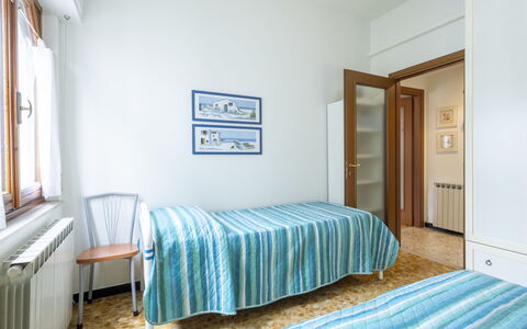 Nautilus: Interior Design, Flooring, Möbel, Fussboden, Schlafzimmer, Zimmer, Bett, Wohnung, Decke, Bettdecke