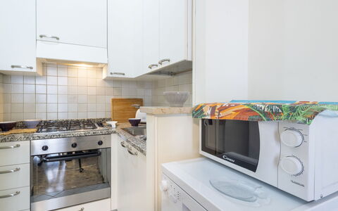Nautilus: Major Appliance, Küche, Küchengerät, Flooring, Countertop, Interior Design, Fussboden, Cabinetry, Zimmer, Haushaltsgerät