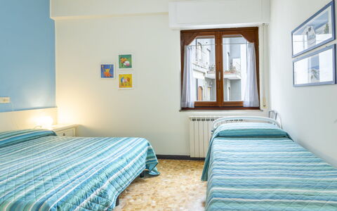 Nautilus: Interior Design, Fussboden, Decke, Wohnung, Schlafzimmer, Zimmer, Flooring, Bett, Bilderrahmen, Bettdecke